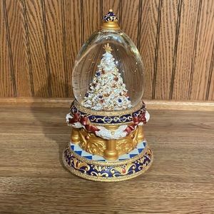 Gilded Wonder Snowglobe by Christopher Radko plays “Oh Christmas Tree.”